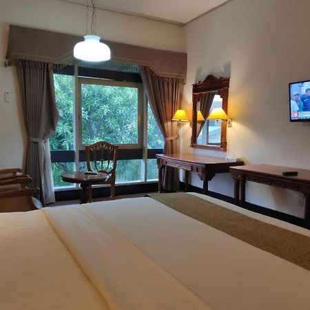 New Grand Park Hotel Surabaia Exterior foto