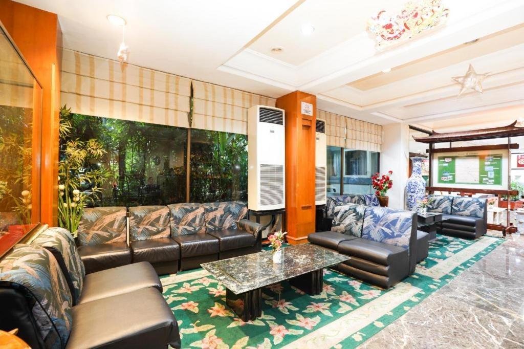 New Grand Park Hotel Surabaia Exterior foto
