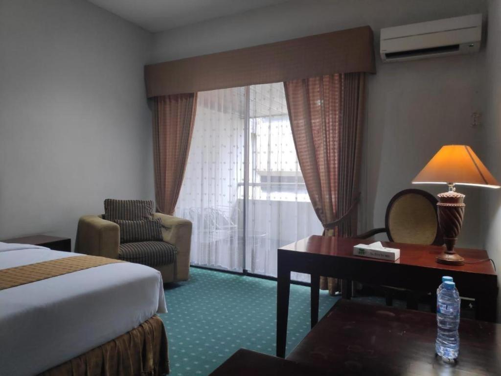 New Grand Park Hotel Surabaia Exterior foto