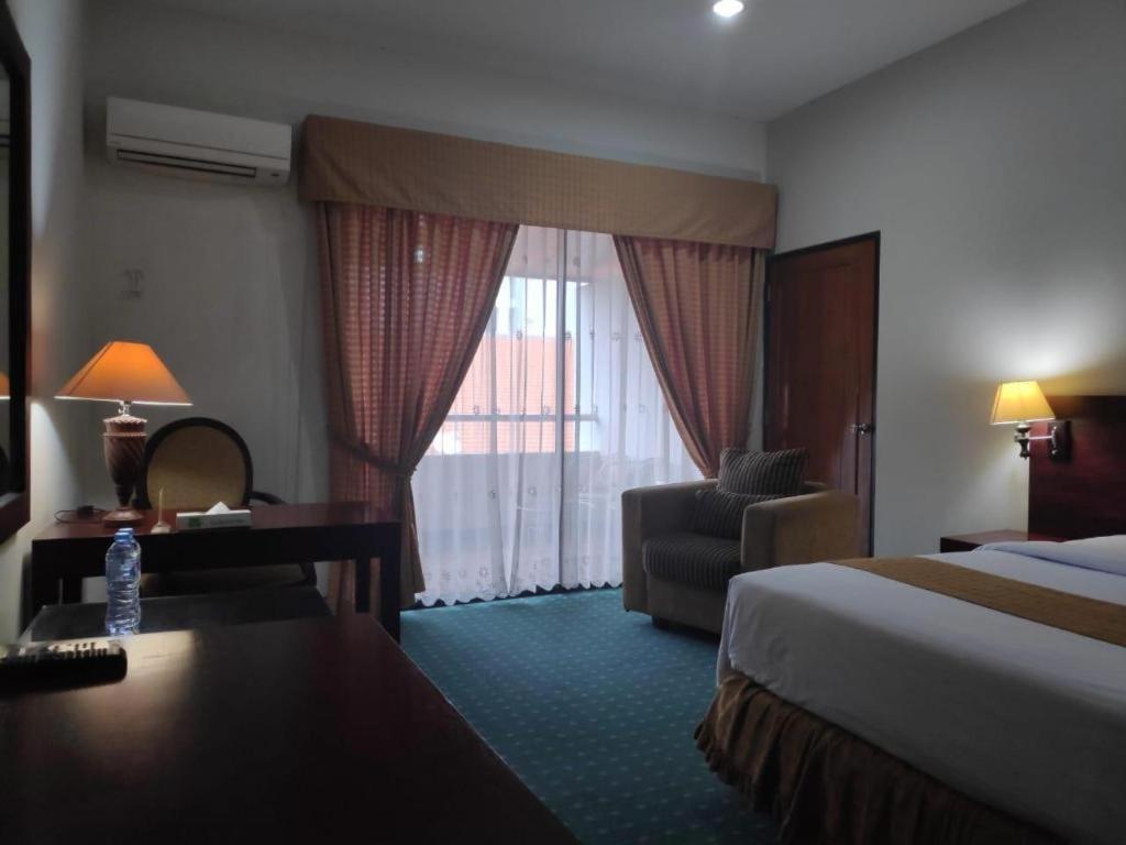 New Grand Park Hotel Surabaia Exterior foto