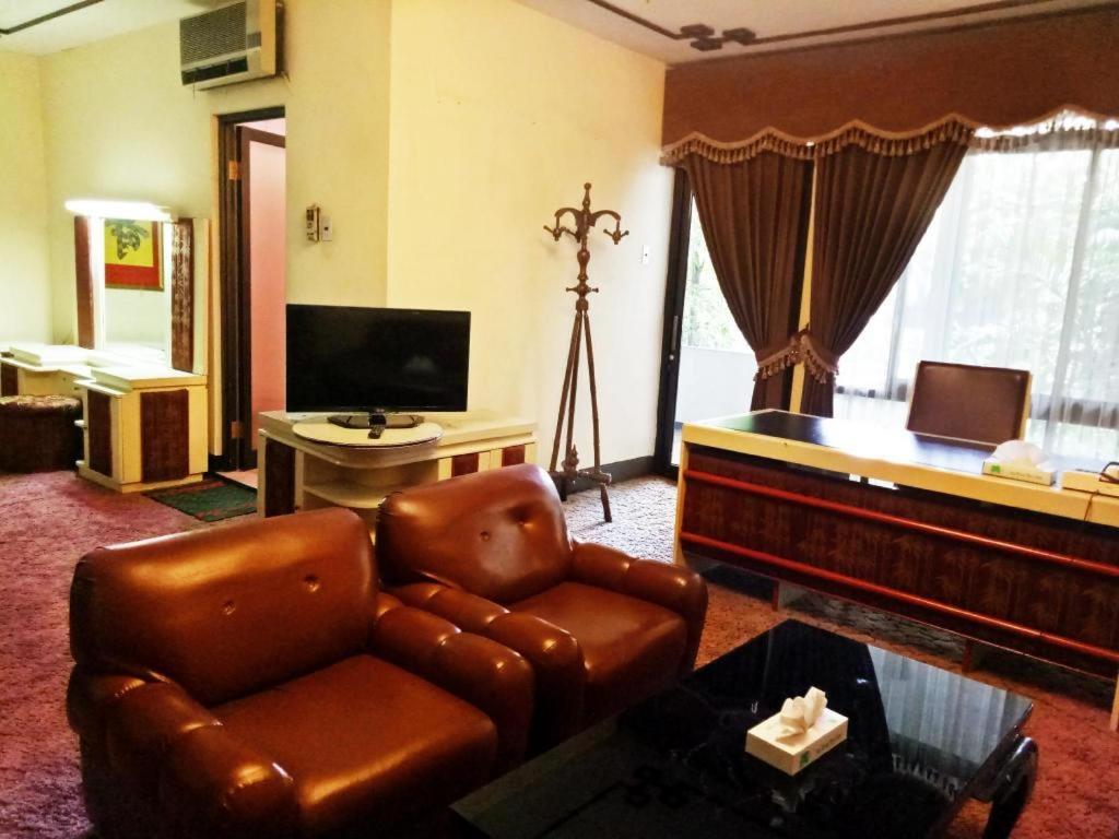 New Grand Park Hotel Surabaia Exterior foto