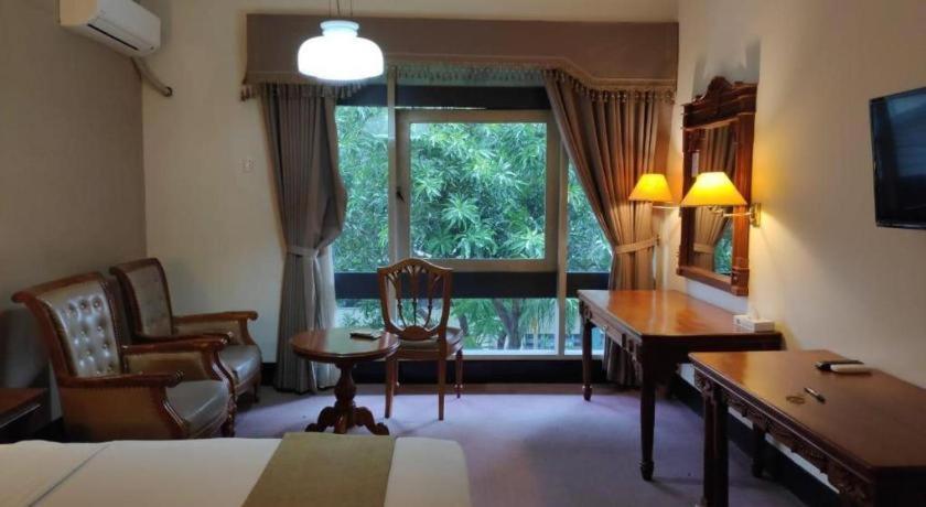 New Grand Park Hotel Surabaia Exterior foto