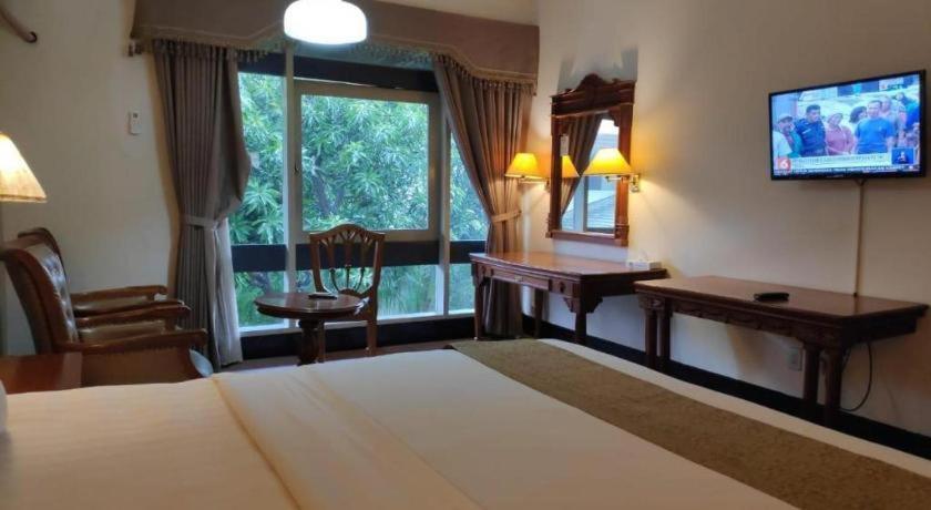 New Grand Park Hotel Surabaia Exterior foto