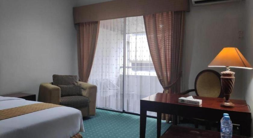 New Grand Park Hotel Surabaia Exterior foto