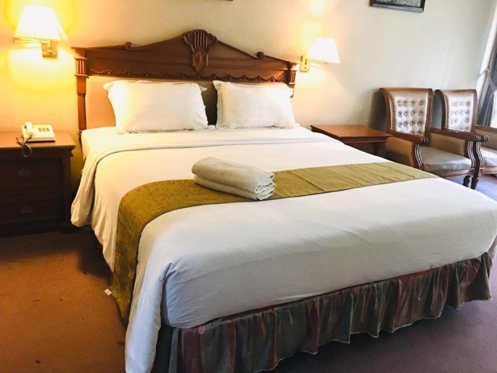 New Grand Park Hotel Surabaia Exterior foto
