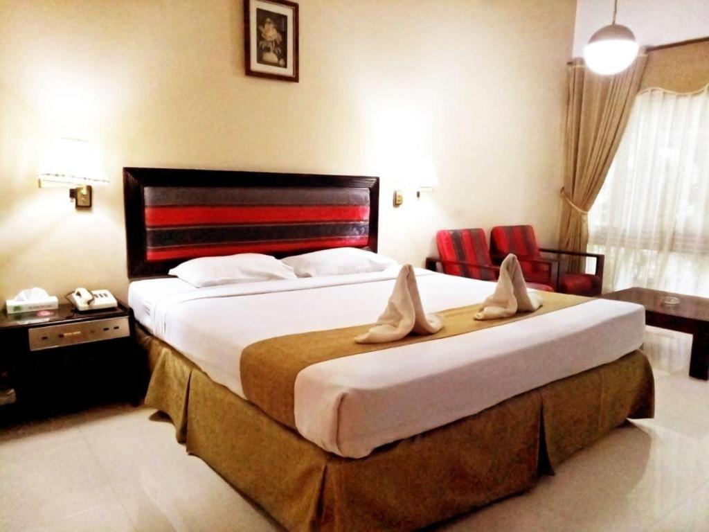 New Grand Park Hotel Surabaia Exterior foto